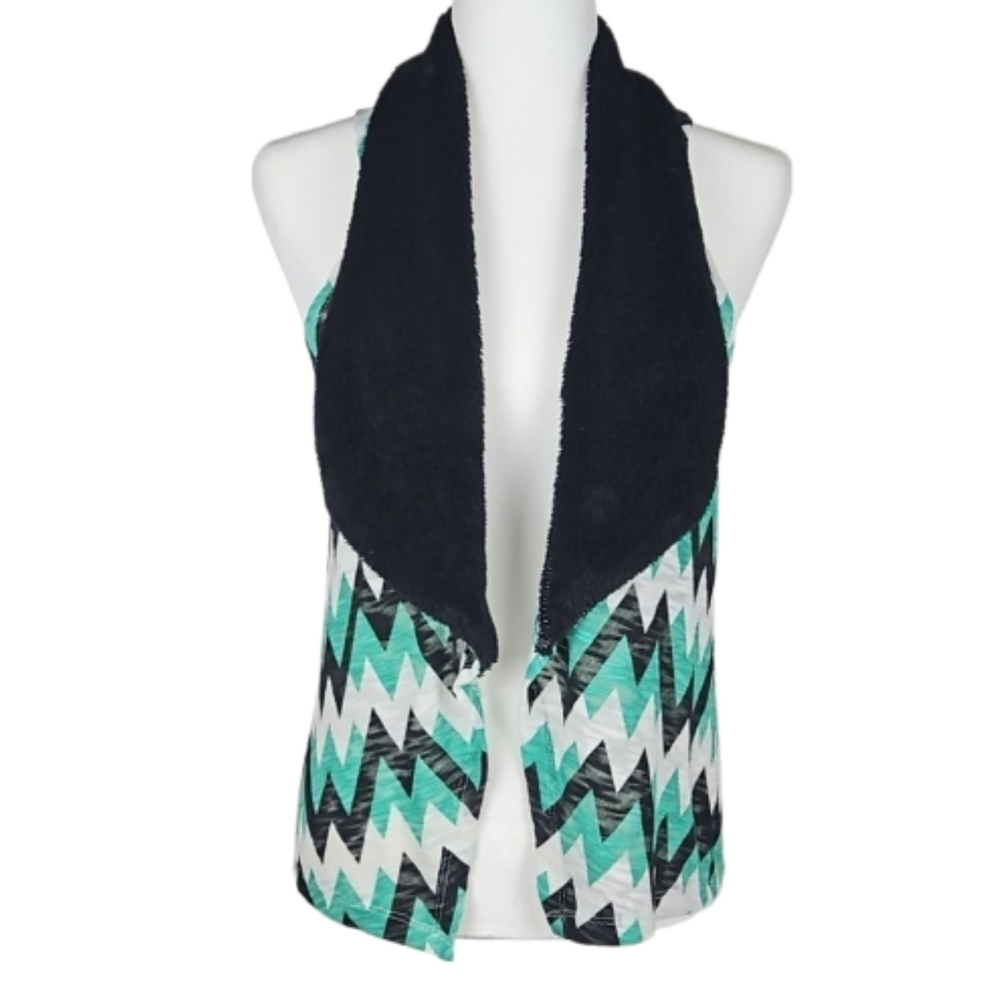 Chevron Lightweight Shrug Vest with Soft Fuzzy Sherpa Collar, Size L